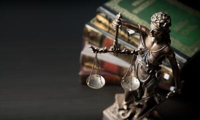 Beeldje van Vrouwe Justitia