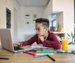 Kind thuis aan het werken